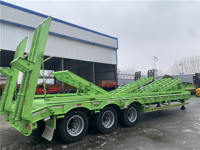Low flatbed semi-trailer